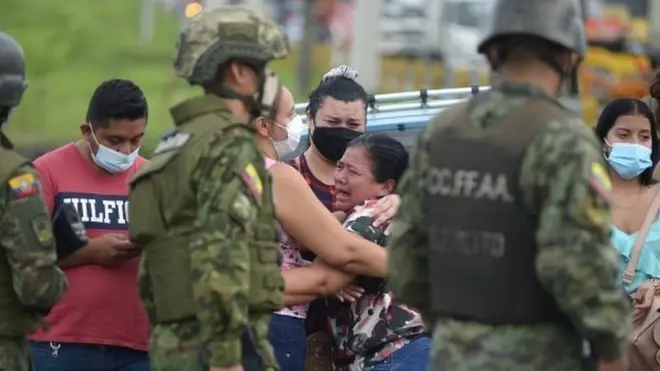 تجمع أقارب السجناء خارج سجن غواياكيل أملا في معرفة معلومات