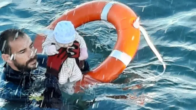 Jeshi la Uhispania limetoa picha zikionesha watoto wachanga wakiokolewa na wanamaji wake