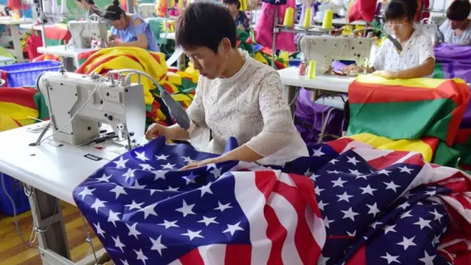 中国安徽一家工厂正在缝制美国国旗