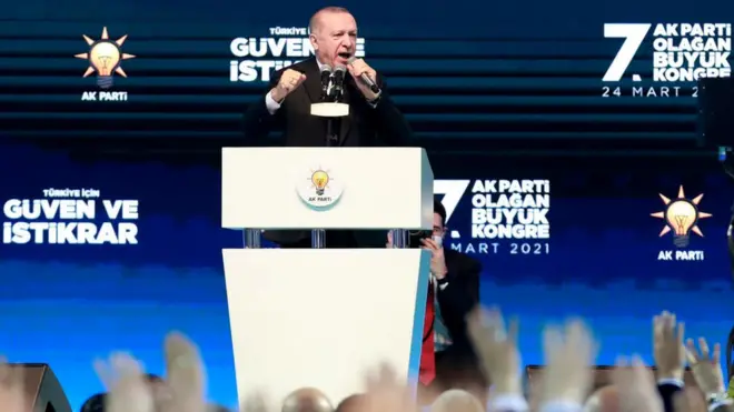 AKP'nin 7. Olağan Kongresi'nde 22 isim liste dışı kalırken, 28 yeni isim yer buldu. Erdoğan, yeni parti yönetiminde Doğu ve Güneydoğu kökenli isimler, eski milletvekilleri ağırlıklı yer aldı. Binali Yıldırım için genel başkanvekili sayısı ikiye çıkarıldı.