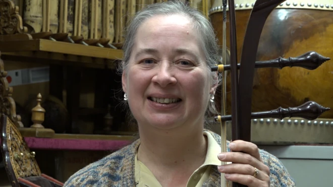 ชาร์ล็อตต์ ฮาวเวิร์ด ครูสอนซอ ชมรมดนตรีไทยในสหราชอาณาจักร