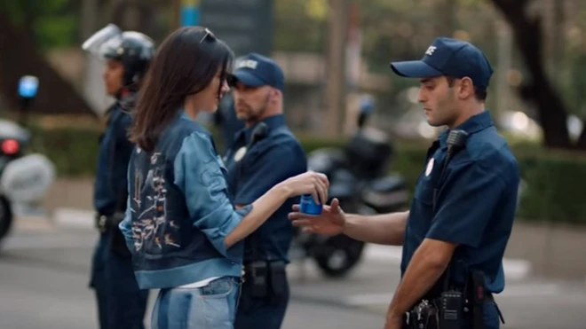 Pepsi reklamında Kendall Jenner'ın bir polis memuruna bir kutu içecek uzattığı sahne