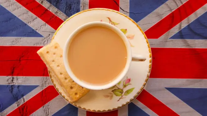 Entérate por qué los británicos son los únicos europeos que le ponen leche a su té.