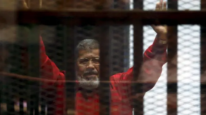 Walau hukuman matin dan seumur hidupnya dicabut, Mohammed Morsi sedang menjalani hukuman penjara yang panjang.