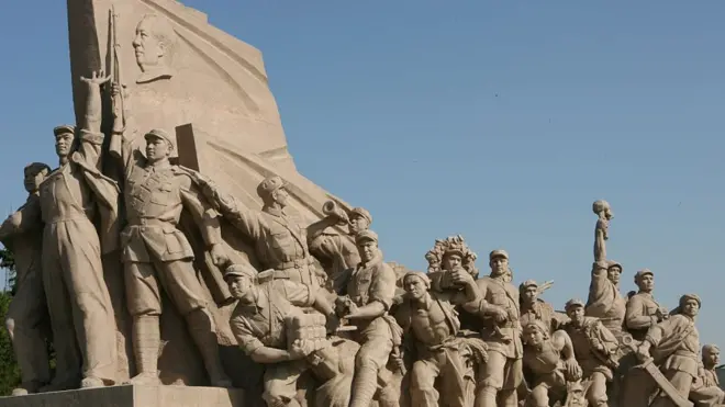 "Оскорбление имени, образа, репутации или чести героев и мучеников идет во вред общественным интересам и должно наказываться в рамках гражданского кодекса", - говорится в новой норме