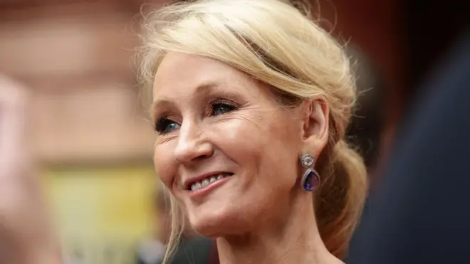 Penerimaan dari novel dan film Harry Potter membuat JK Rowling menjadi salah satu orang terkaya di Inggris.