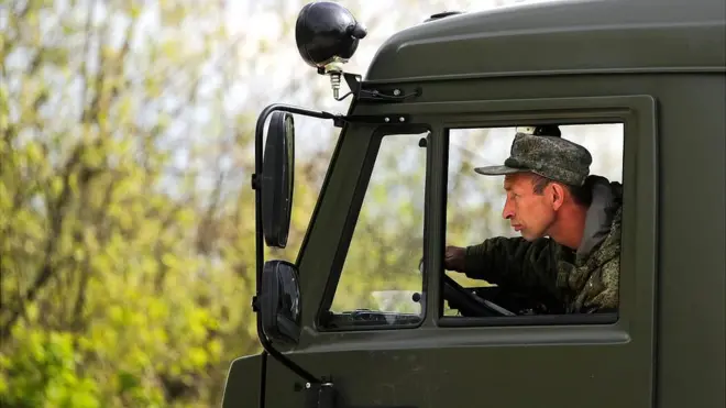 Voennый gruzovik s voditelem