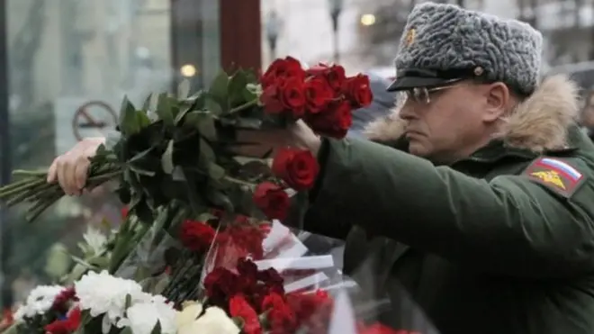 Uçak kazası sonrası Moskova'da Aleksandrov Kızıl Ordu Korosu'nun binasının önüne çiçek bırakıldı