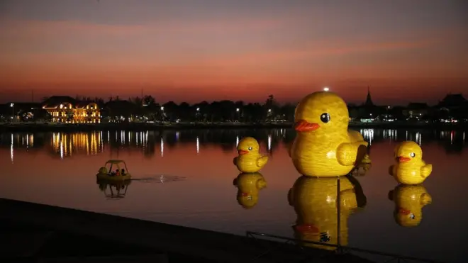 เป็ดเหลืองเป่าลมลอยตัวอยู่เหนือน้ำภายในสวนสาธารณะหนองประจักษ์ฯ ตั้งแต่ปี 2556 ซึ่งนายกเทศมนตรีนครอุดรธานีเคยระบุว่า "ยืมเพื่อน" มาสร้างสีสันให้ชาวอุดร ก่อนที่เป็ดเหลืองจะกลายเป็นสัญลักษณ์สันติภาพของขบวนการ "ราษฎร" ในเวลาต่อมา