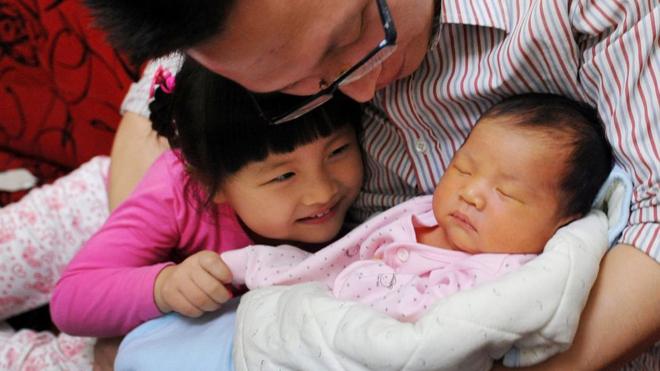 數名中國學者關於設立生育基金製度和徵收"丁克稅"的建議再次引發輿論抨擊和網絡熱議。