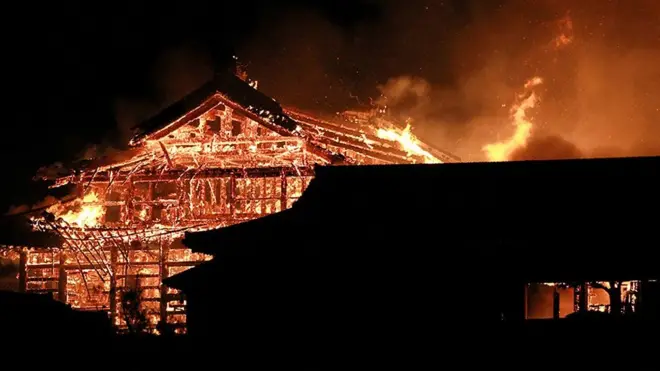 Японский замок Сюри до и после пожара. Видео