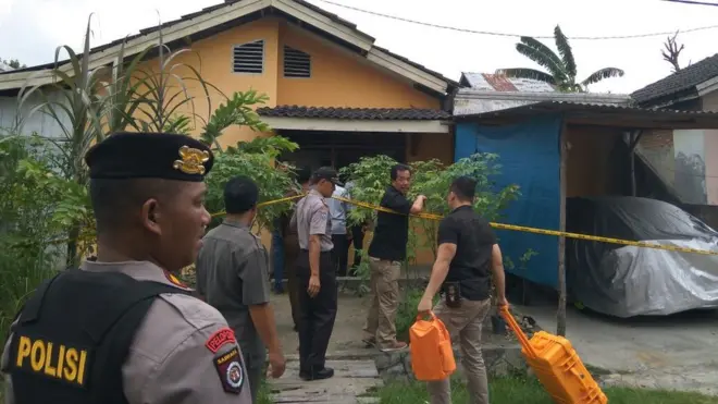 Densus 88 menangkap empat orang di Riau yang diduga anggota kelompok radikal.