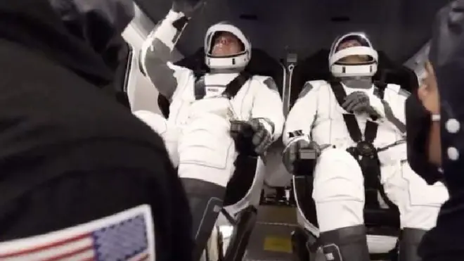 Космонавты на борту "Драгона"