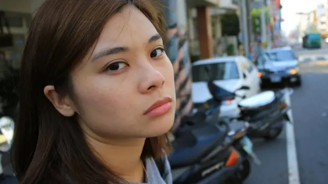 فتاة يبدو عليها الحزن