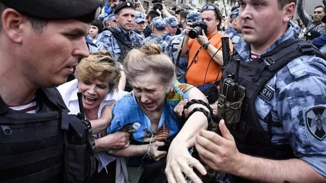 Поліція затримує протестувальників