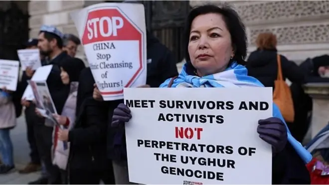 海外維吾爾人在英國外交部門前抗議