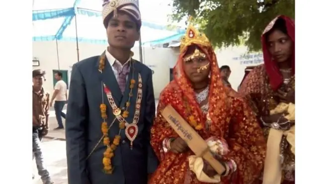 Mamia ya mabibi harusi katika arusi ya halaiki wamepewa silaha ya kujilinda dhidi ya waume zao wanaponyanyaswa.