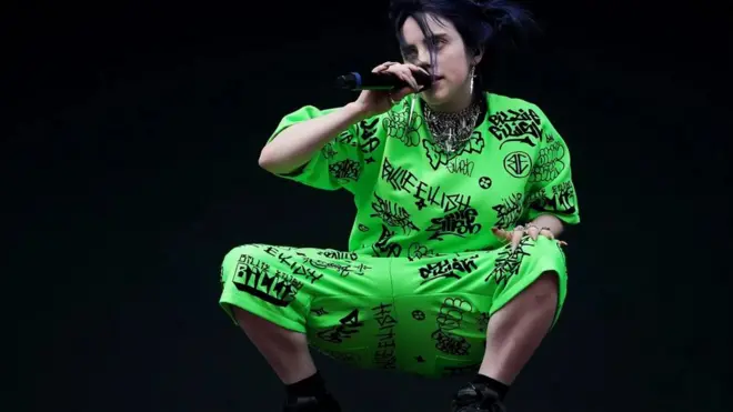 Dengan gaya berbusana baggy-nya dan rambut belahan tengah, Billie Eilish adalah perwujudan gaya Gen-Z.