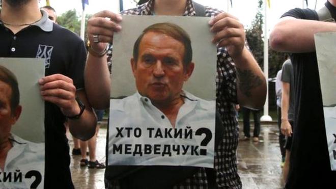 Акція біля Офісу президента "Хто такий Медведчук?"