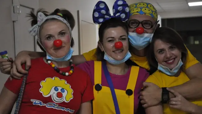 Команда клоунів дарує радість маленьким пацієнтам, поєднуючи це з основною роботою