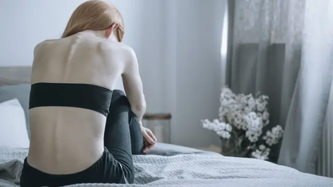 Lynda dice que los padres y familiares deben saber que los pacientes con trastornos alimentarios pueden volverse muy herméticos en su afán por ocultar la dimensión de su problema.