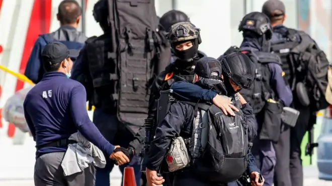 เจ้าหน้าที่สวมกอดกันด้านหน้าห้างเทอร์มินอล 21 โคราช หลังเสร็จสิ้นภารกิจ