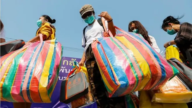 คนไทยที่ได้รับการอพยพออกจากนครอู่ฮั่นเมื่อวันที่ 4 ก.พ. ขนสัมภาระขึ้นรถบัสที่กองทัพเรือจัดไว้ให้เพื่อกลับภูมิลำเนาหลังครบ 14 วันของการกักกันโรคที่ฐานทัพสัตหีบ