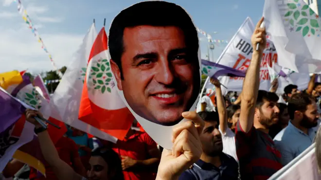 (أرشيف( أنصار دميرتاش يحملون صورة له خلال تجمع في أنقرة