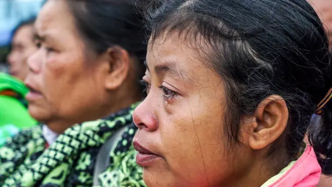 Keluarga penumpang menunggu dengan cemas tentang nasib anggota keluarga mereka yang menumpang kapal KM Sinar Bangun.