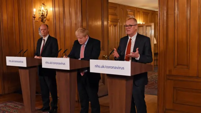 İngiltere hükümetinin Koronavirüs konusunda izlediği politikayı Başbakan Borist Johnson ile bilim danışmanları bir basın toplantısında açıkladılar