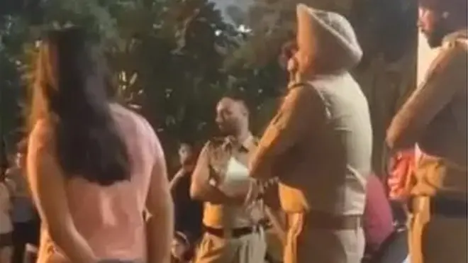 कैंपस में पुलिस की गाड़ियां और एंबुलेंस भी नज़र आईं, जिनमें कुछ लड़कियों को अस्पताल ले जाया गया