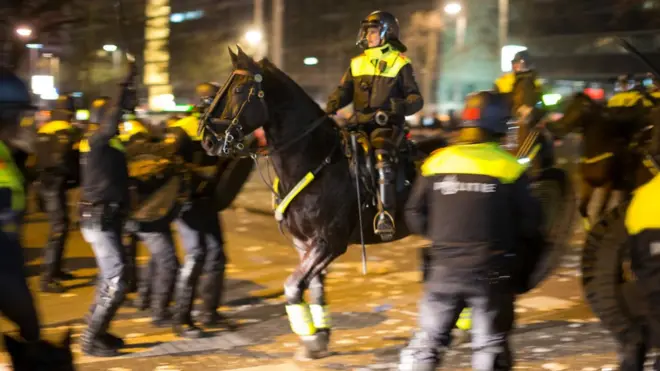 Власти Роттердами разогнали толпу с помощью конной полиции и водометов