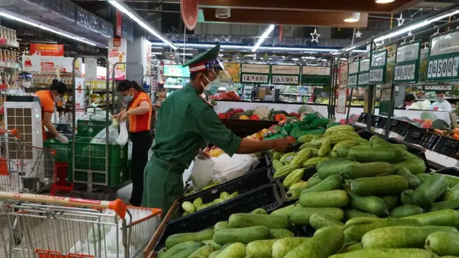 Một quân dân đang chọn đồ ở siêu thị TP HCM