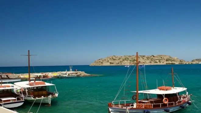 Spinalonga yang memiliki luas sekitar 8,5 hektare berada di Teluk Mirabello.