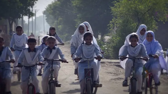 سائیکل سوار طالبات