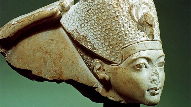 Фараон Тутанхамон в лазурной короне (и без носа), XIV век до н.э.