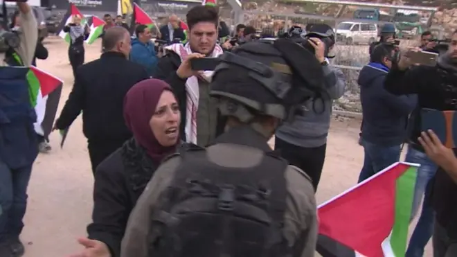 فرّق الجيش الاسرائيلي اعتصاما دعت إليه فلسطينيات أمام مقر محكمة عسكرية إسرائيلية، حيث من المقرر أن تجري محاكمة الفتاة الفلسطينية عهد التميمي.