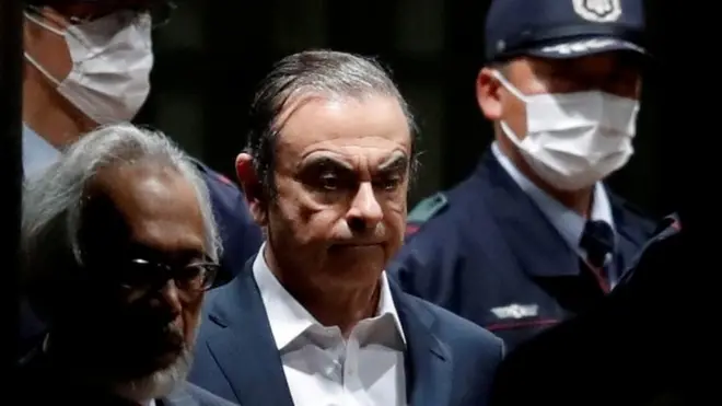 خرج غصن بكفالة بشروط صارمة تضمنت مراقبة منزله بالفيديو والاستخدام المقيد للهاتف والكمبيوتر.