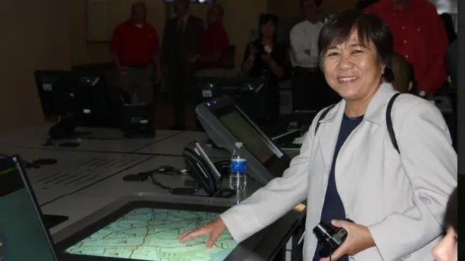 Nhà báo Bích Vi trong một lần tác nghiệp tại Los Angeles, Nam California