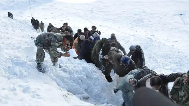در سراسر افغانستان حدود ۴۲نفر به دلیل برفباری و ریزش بهمن جان داده‌اند