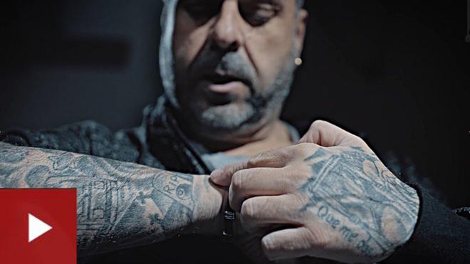 Javier García muestra sus tatuajes.