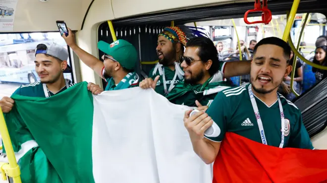 Болельщики сборной Мексики знакомятся с общественным транспортом Москвы