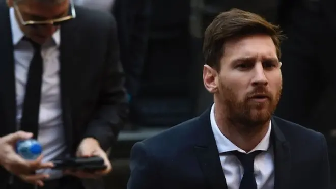 لیونل مسی و پدرش خورخه به جرم فرار مالیاتی به بیست و یک ماه زندان محکوم شده‌اند