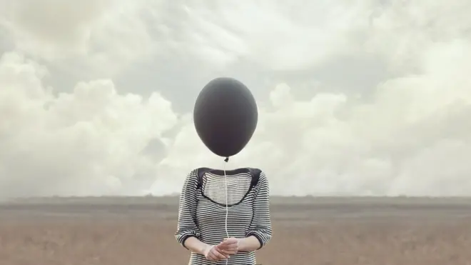 صورة تخيلية لفتاة وضع بالون مكان رأسها