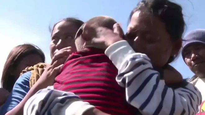 Dečak u zagrljaju majke