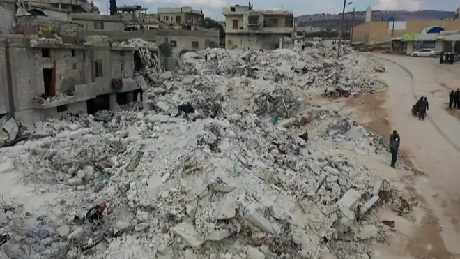 صور جوية تظهر الحطام والمخيمات التي اقيمت في بلدة حارم الخاضعة لسيطرة المعارضة في إدلب