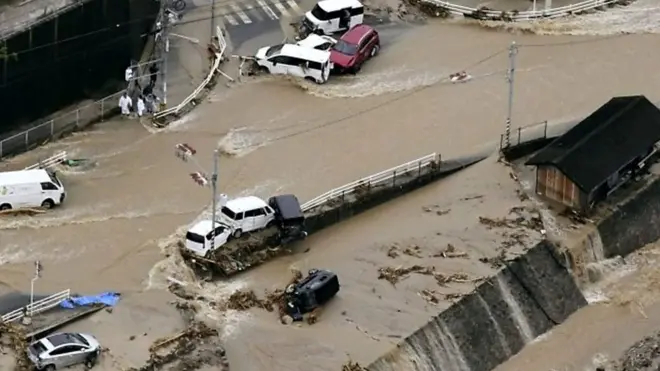 فيضانات طينية تجتاح بلدات في غرب اليابان بعد أيام من الأمطار المتواصلة. وقتل 50 شخصا على الأقل بسببها وأجلي مليونا ونصف المليون شخص من منازلهم.