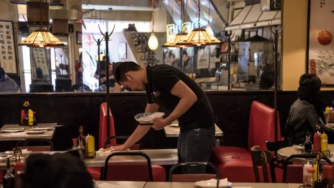 在南華茶室，經常會看到鄧煒繁忙的身影