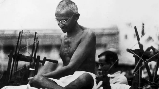 غاندي يحظى باحترام كبير في الهند ويوصف بأنه الأب الروحي للبلاد نظرا لكفاحه من أجل استقلالها عن بريطانيا