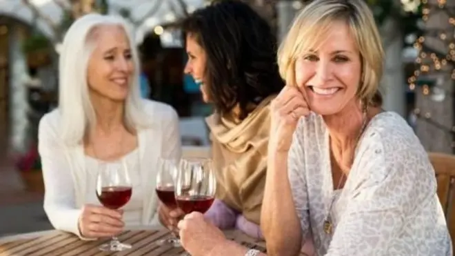 英国男性善豪饮，女性也不甘落后。